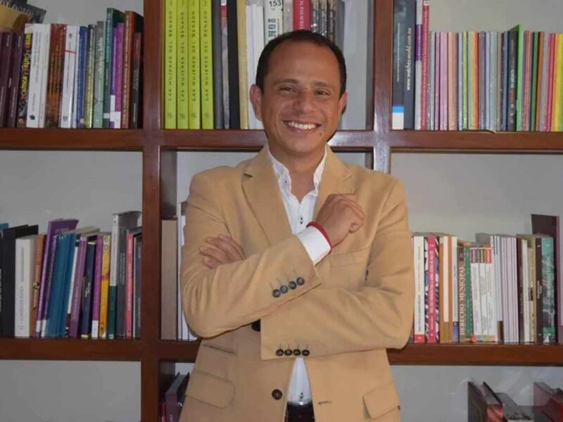 Andrés Manuel López (AMLO) Obrador asume la presidencia con amplia mayoría, impulsando la Cuarta Transformación y cambios estructurales en el sistema político mexicano