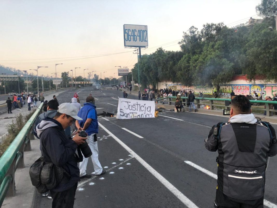 Mantienen bloqueo carretero habitantes de San Juan Ixhuatepec