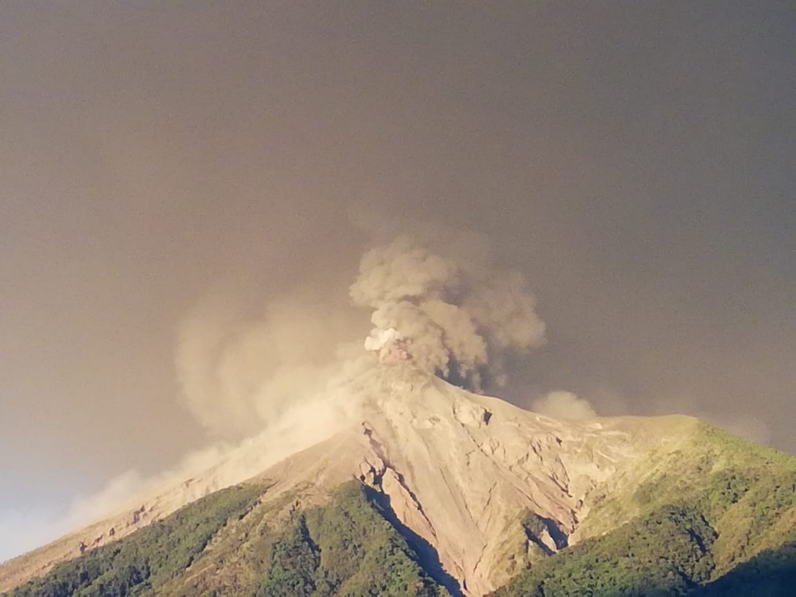 Durante la madrugada de este lunes autoridades de Guatemala han reportado que más de tres mil personas han sido evacuadas de sus hogares debido a la nueva erupción que a tenido el volcán de Fuego