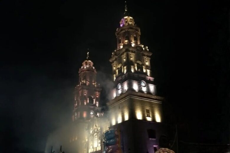 Durante el tradicional encendido de la Catedral de Morelia, la canción “La Llorona” y un desfile de catrines y catrinas llenaron de color, historia y tradición la ciudad