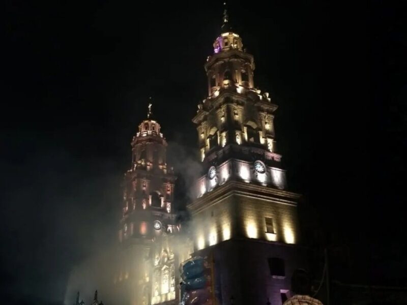 Durante el tradicional encendido de la Catedral de Morelia, la canción “La Llorona” y un desfile de catrines y catrinas llenaron de color, historia y tradición la ciudad
