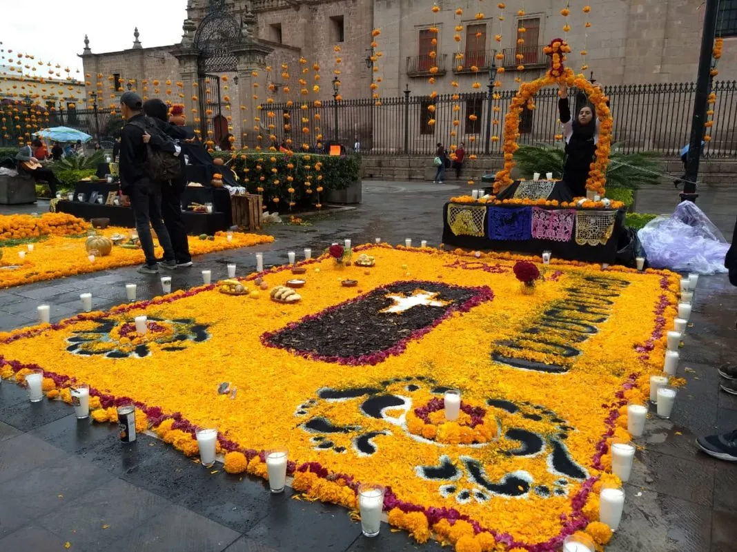 Las plazas de Morelia se llenan de altares