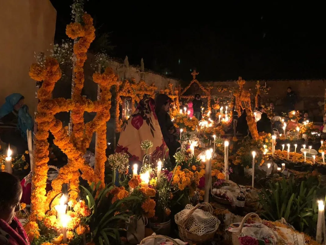 Buscan ordenar visita a panteones en Noche de Muertos en Michoacán