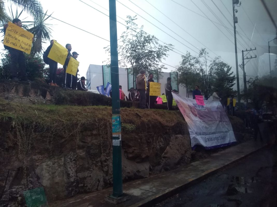 Trabajadores de la UTM se manifiestan frente a Casa de Gobierno