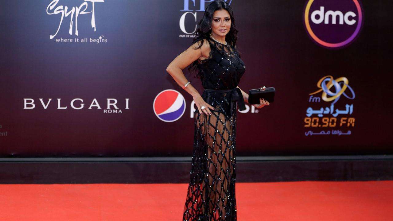 Tribunal de Egipto acusa a actriz de cometer un acto obsceno por usar vestido corto