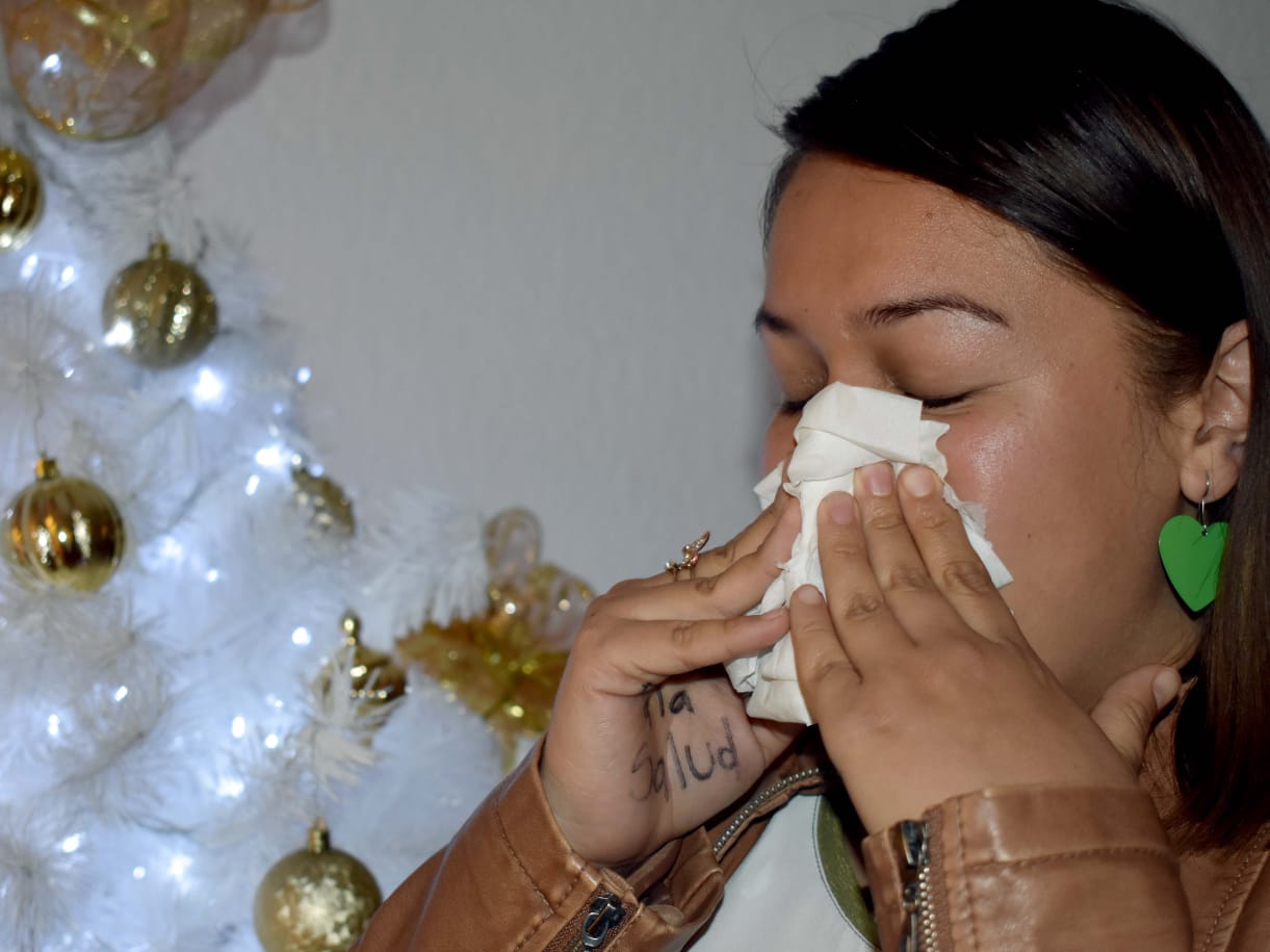 LA SECRETARÍA DE SALUD EXHORTA A LA POBLACIÓN A REFORZAR MEDIDAS PREVENTIVAS CONTRA INFLUENZA La vacunación es la mejor forma de evitar el virus Medidas higiénicas como lavado de manos y estornudo de etiqueta, fundamentales para no contagiarse Ante las bajas temperaturas que se registran en todo el país, la Secretaría de Salud exhorta a la población a reforzar las medidas preventivas para evitar contraer infecciones respiratorias, principalmente influenza, ya que este virus se transmite con facilidad de una persona a otra a través del contacto de gotitas de saliva expulsadas a través del estornudo o al toser. La forma más eficaz de prevenir esta enfermedad y sus consecuencias graves es la vacunación. Actualmente se encuentra en marcha en todas las unidades médicas del país, la Campaña de Vacunación contra Influenza Estacional 2018-2019. Los principales grupos de población que deben protegerse con este biológico son las niñas y niños de 6 meses a 5 años cumplidos, mujeres embarazadas en cualquier etapa de gestación, adultos de 60 años o más, personas con diabetes mellitus no controlada, obesidad mórbida, enfermedades crónicas (pulmonares, cardiacas, renales), cáncer y VIH, y personal médico. , La vacuna es segura y su aplicación disminuye considerablemente el riesgo de que la enfermedad se agrave en caso de padecerla, la única contraindicación es que no se debe aplicar en personas alérgicas al huevo. Se recomienda el lavado de manos frecuente, evitar el contacto directo con las personas que estén enfermas, así como no tocarse nariz, boca y ojos con las manos sucias. Otros hábitos de higiene que se deben adoptar es limpiar y desinfectar las superficies de contacto más comunes en el hogar, en el trabajo o en la escuela, especialmente cuando alguien está enfermo. Practicar el estornudo de etiqueta que consiste en cubrir con el antebrazo la nariz y boca al estornudar o toser. Los principales síntomas de la influenza estacional son: fiebre con escalofríos, tos, dolor de garganta, mucosidad nasal o nariz tapada, dolores musculares y corporales, cefalea, fatiga. Algunas personas pueden tener vómitos y diarrea, aunque esto es más común en niños que en los adultos. Ante la presencia de cualquiera de estas señales, se aconseja acudir de inmediato al médico y no automedicarse.