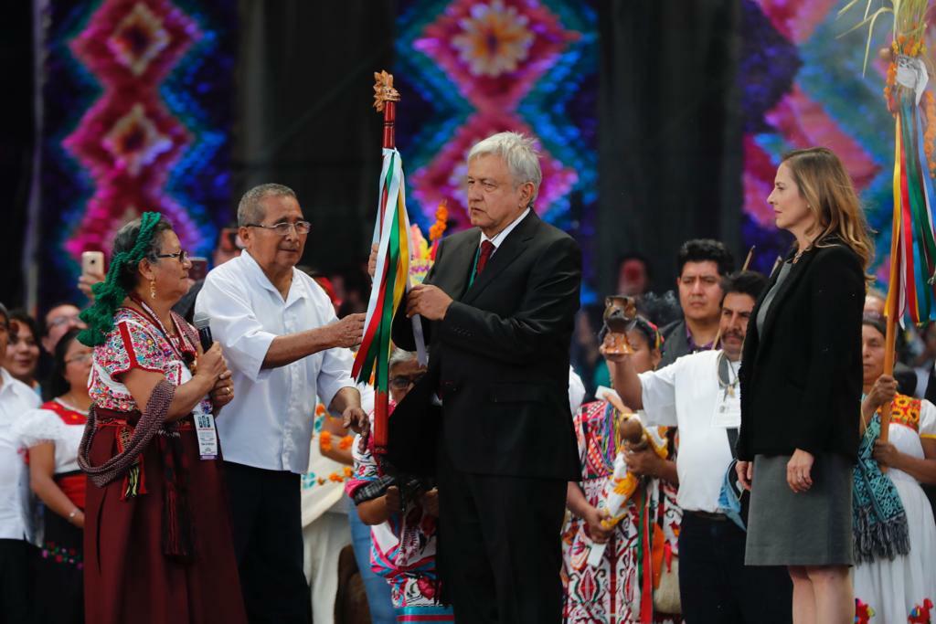 Pueblos Indígenas entregan Bastón de Mando al presidente de México