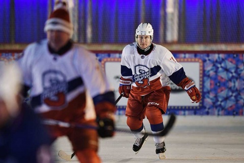 Putin juega partido de hockey en la Plaza Roja