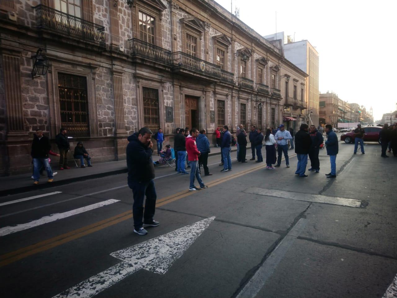 SUEUM bloquea Madero; exigen pago de salarios