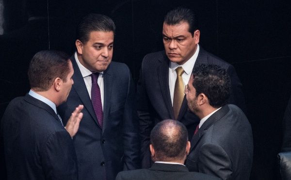Baja de Juan Zepeda logra abandono del PRI, PAN y PRD en el senado