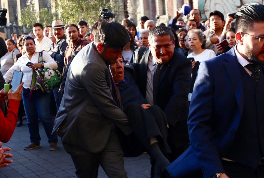 Al llegar a Palacio Nacional, Muñoz Ledo se desvanece