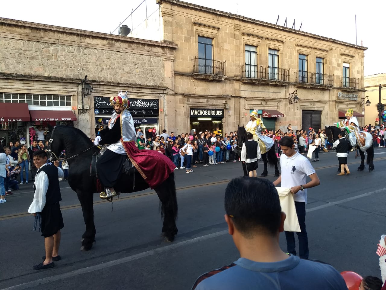 Niños morelianos reciben a los Reyes Magos