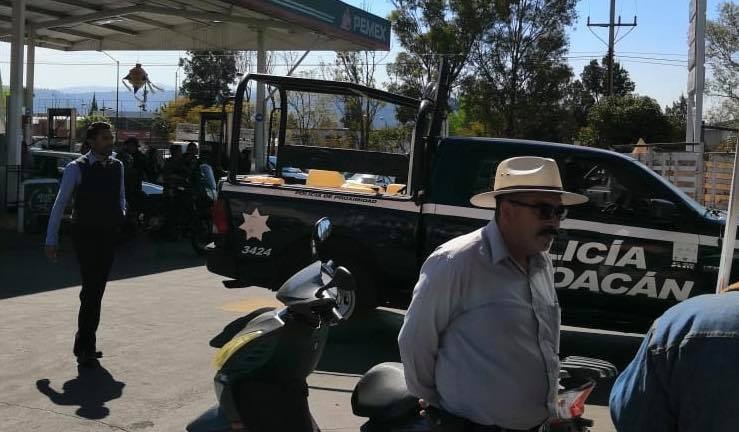 Policía Michoacán se aprovecha y se lleva más garrafas de gasolina de lo permitido
