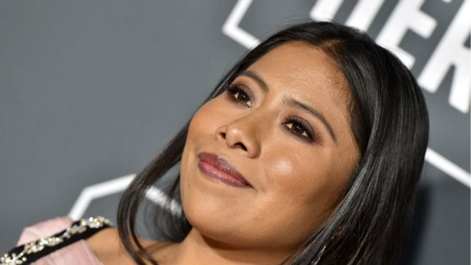 Prada, presume a Yalitza Aparicio en sus redes sociales