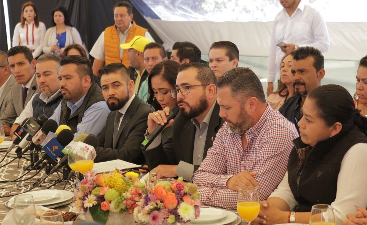 Morelia, Michoacán.- Un total de ocho diputados federales, tres legisladores locales, seis exsecretarios del Comité Ejecutivo Estatal, 22 alcaldes y 100 regidores presentaron su renuncia