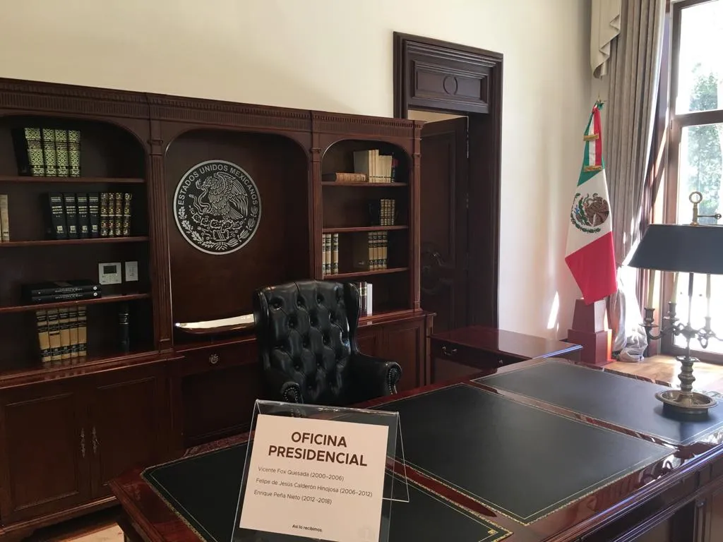 En los pasillos de Los Pinos se presumen pinturas enormes de cada mandatario que habitó la casa. Desde que Lázaro Cárdenas decidiera mudarse a esta mansión pegada al bosque de Chapultepec, todos los presidentes mexicanos han mudado sus cosas en cuanto toman posesión. Ahí vivieron Salinas de Gortari, Luis Echeverría, Díaz Ordaz, Felipe Calderón, Vicente Fox, Enrique Peña Nieto, entre otros.