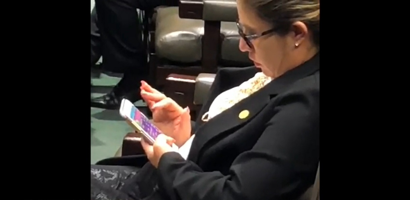 Sorprenden a diputada de Morena jugando "Candy Crush" durante sesión