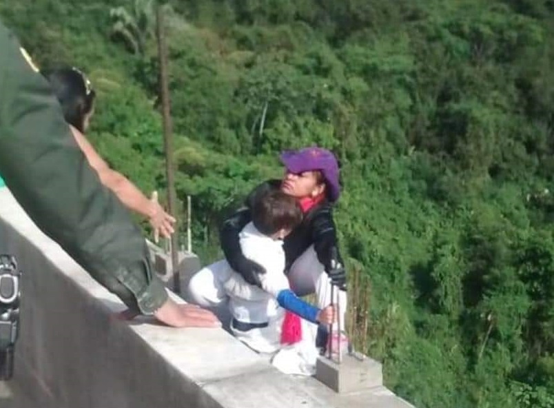 Colombia: Mujer se suicida con su hijo en brazos (video)