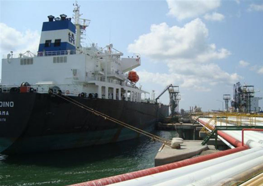 Arriba buque-tanque venezolano con gasolina