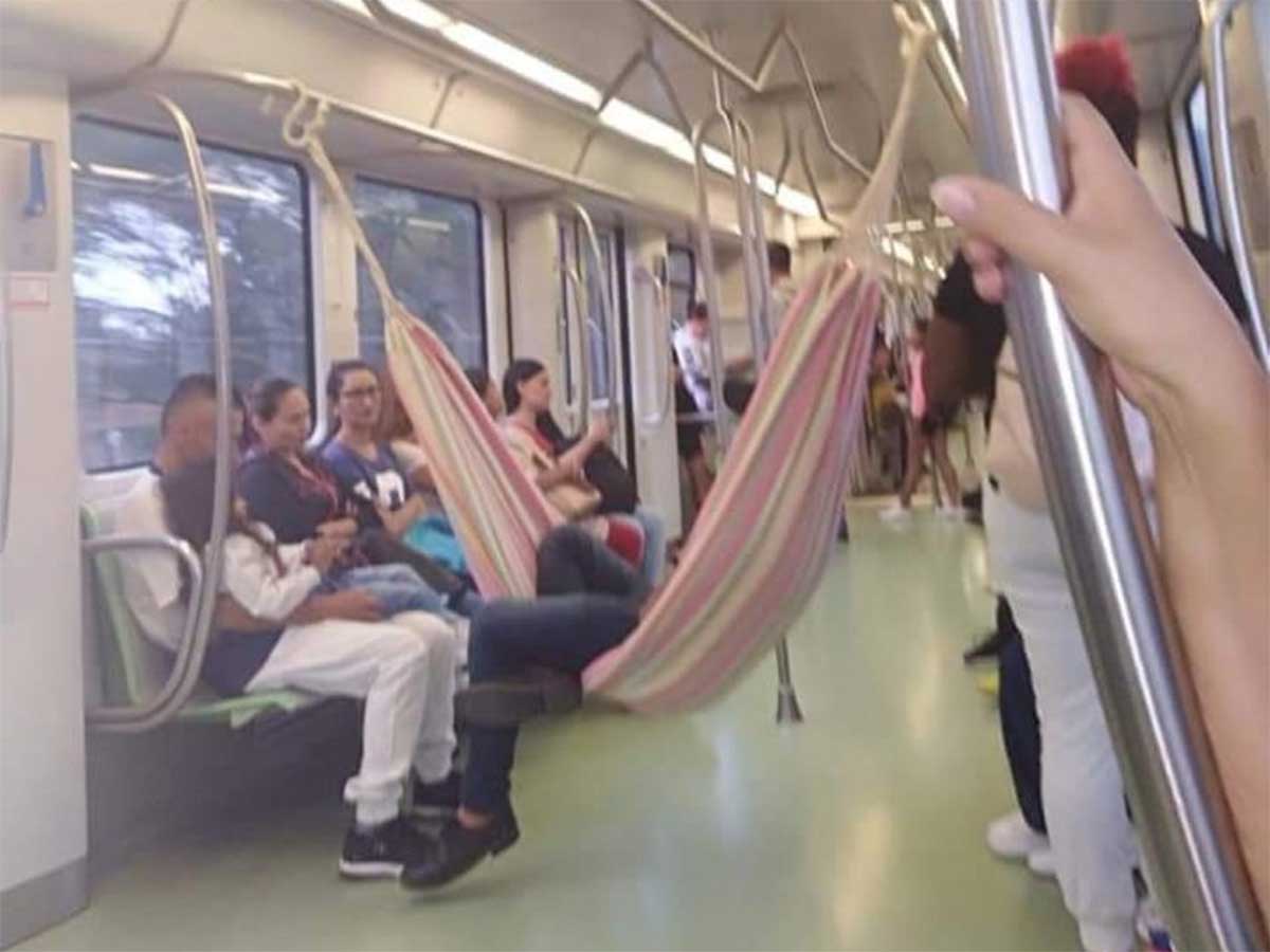 ¡Más comodidad! hombre cuelga hamaca en el metro
