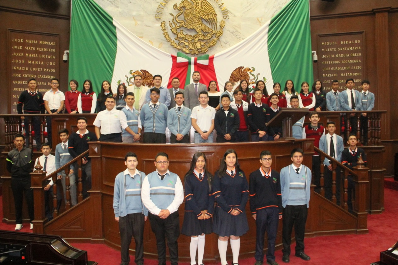 Octavio Ocampo y José Hernández reconocen trayectoria de estudiantes del CECyTEM
