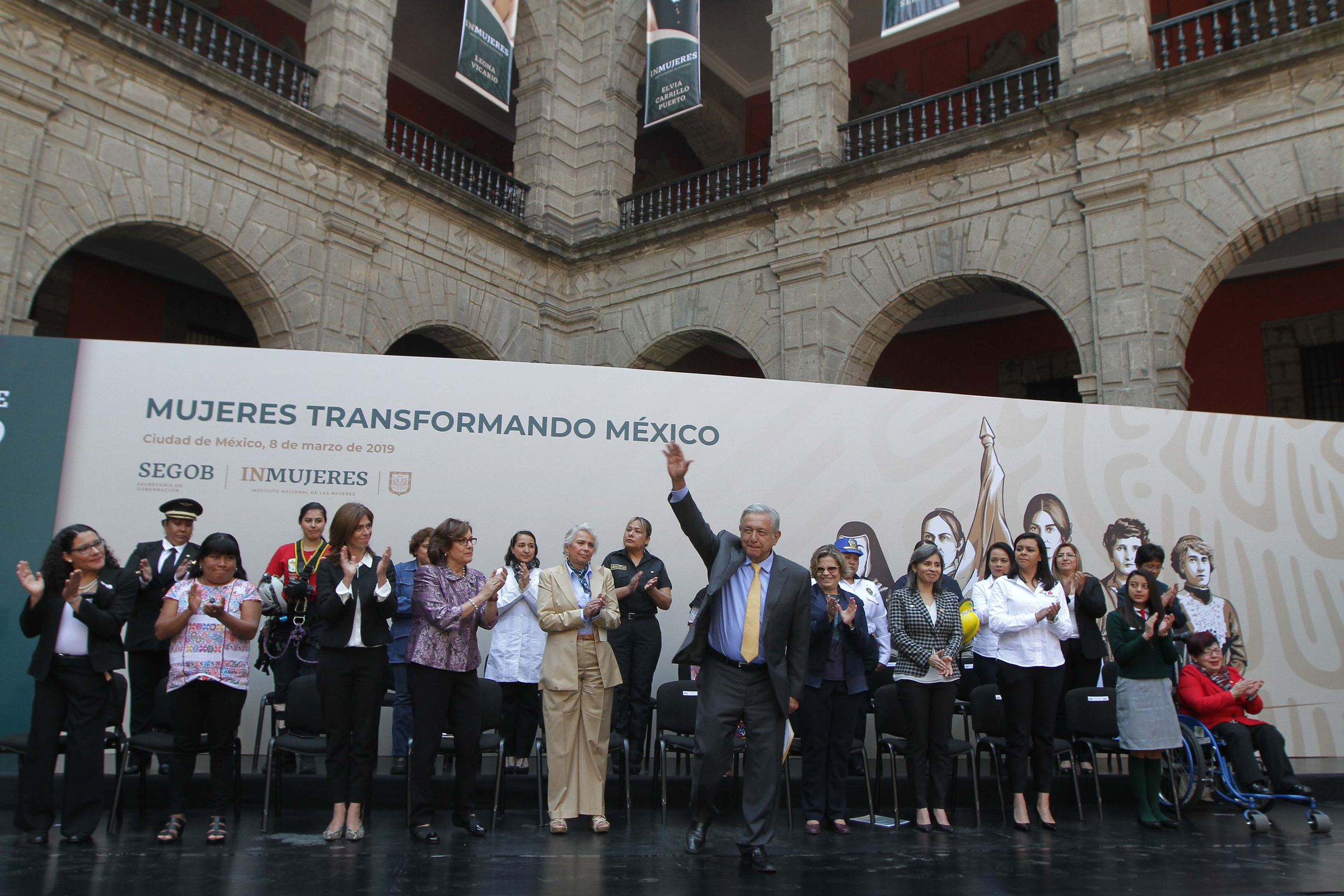 Mujer, fundamental para la vida pública de México: AMLO