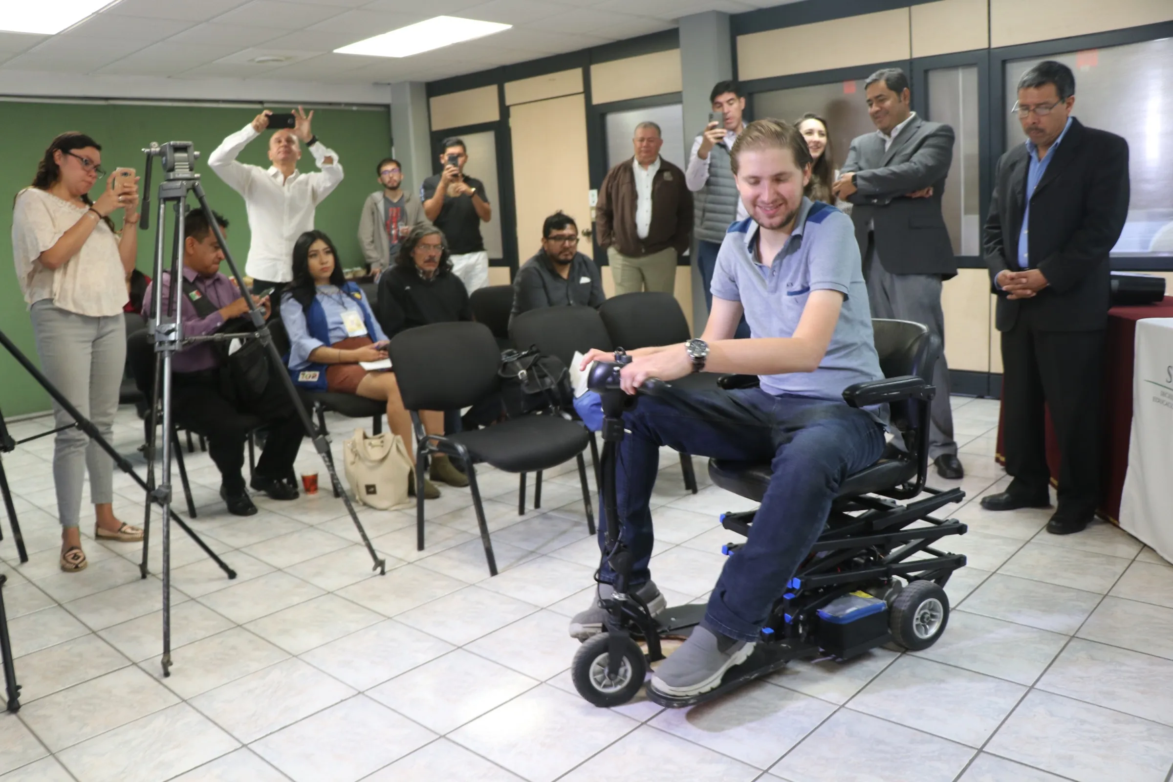 Presentan proyecto para movilidad de persona con distrofia muscular becker