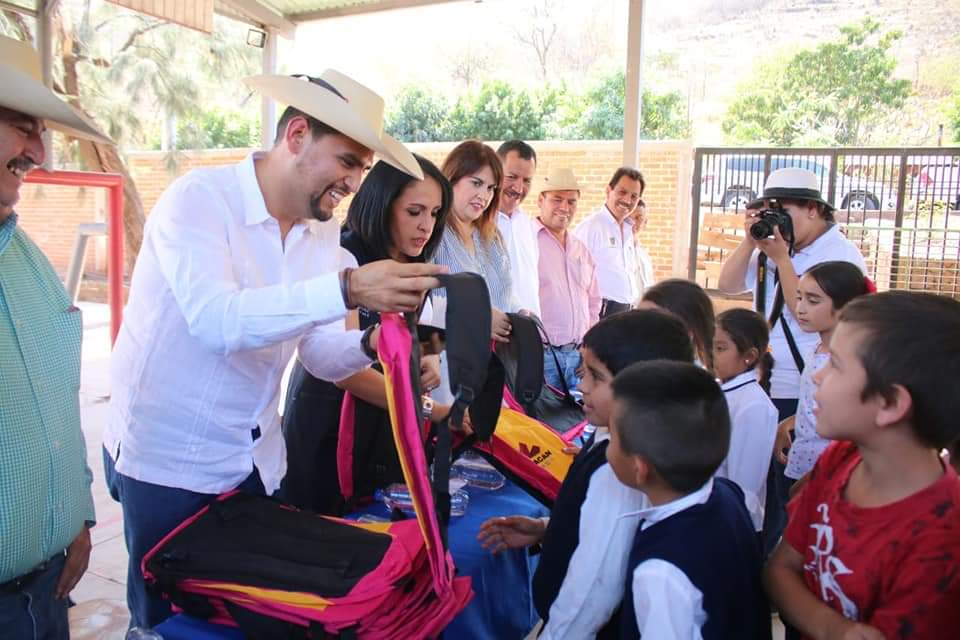 Octavio Ocampo visita escuelas de Tzitzio para detectar necesidades