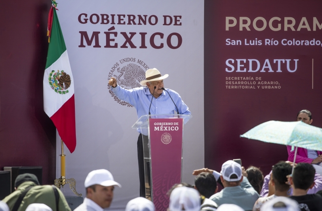 AMLO pide tiempo para cumplir sus compromisos