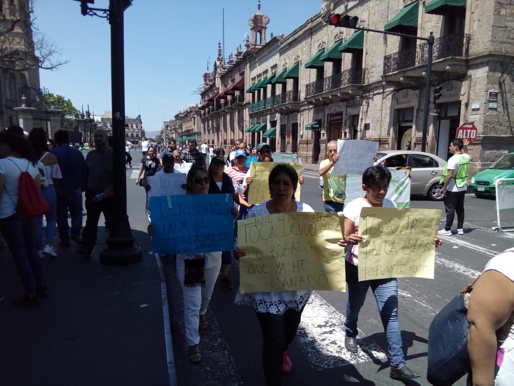 Empelados de hotel Virrey marchan en los portales