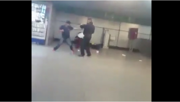 #VIDEO ¡Hay tiro! vendedor ambulante noquea a policía
