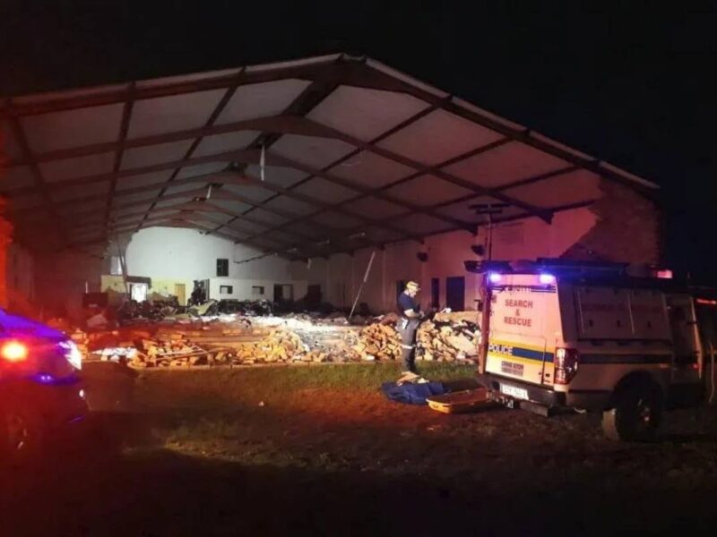 Una iglesia colapsa en Sudáfrica durante el servicio de Pascua; al menos 13 personas mueren y 29 resultan heridas. Lluvias y vientos habrían provocado el desastre