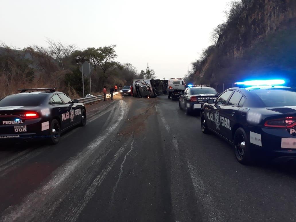 Habilitan tramo carretero tras volcadura de tráiler