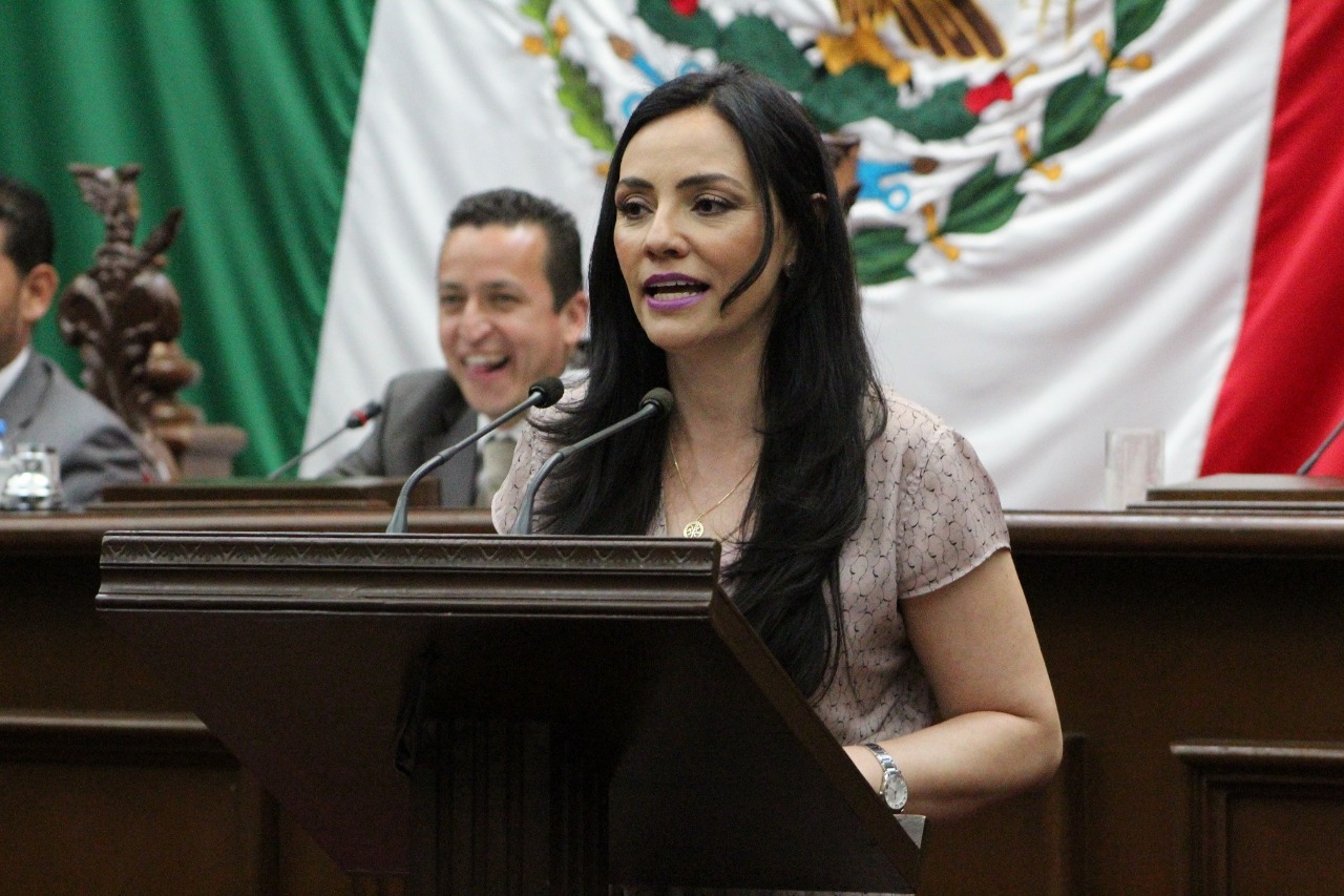 Presenta Adriana Hernández propuesta para prohibir la venta de cigarros sueltos