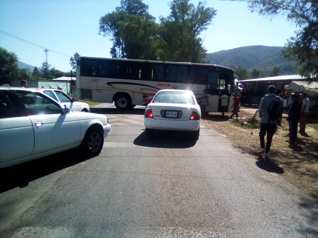 Normalistas bloquean carretera