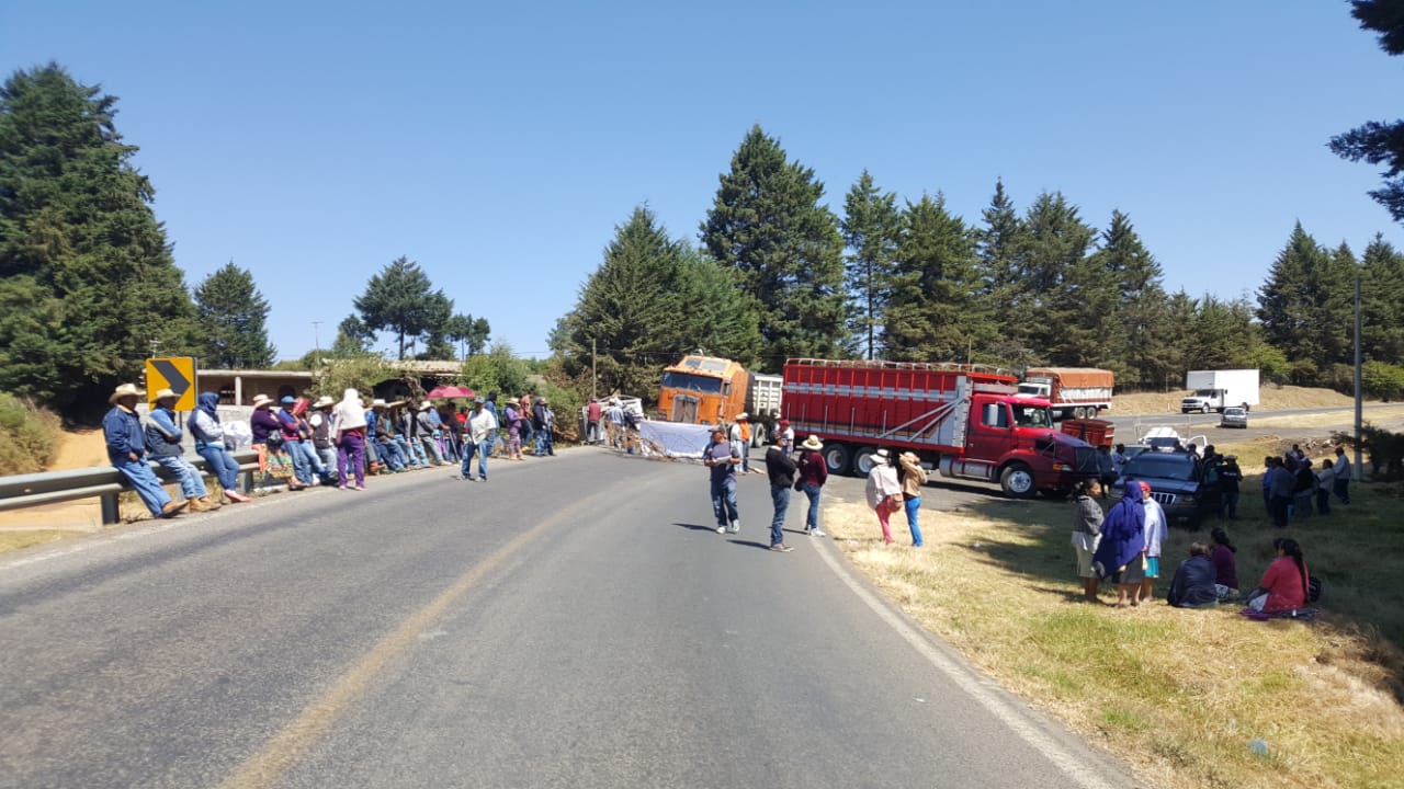 Tras ataque armado instalan bloqueo carretero en Aquila