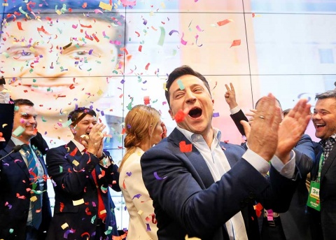 Comediante Zelenskiy virtual nuevo presidente de Ucrania