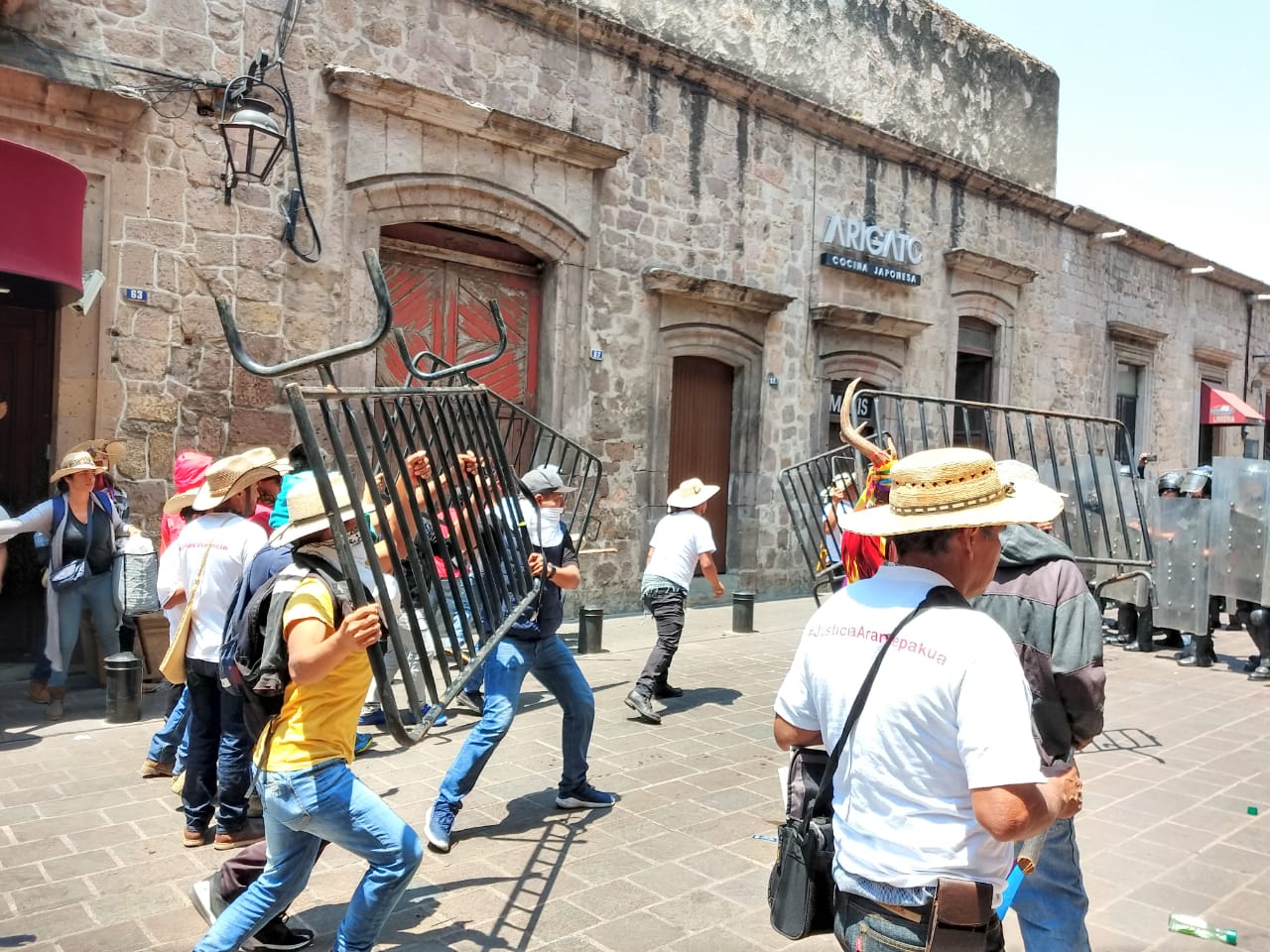 Se enfrentan comuneros de y policías en Morelia