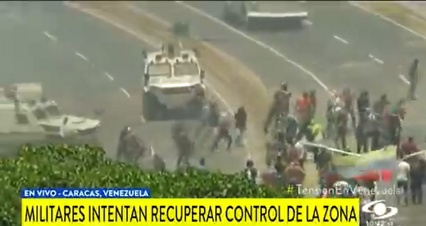 Atropellan tanques militares a manifestantes en Venezuela
