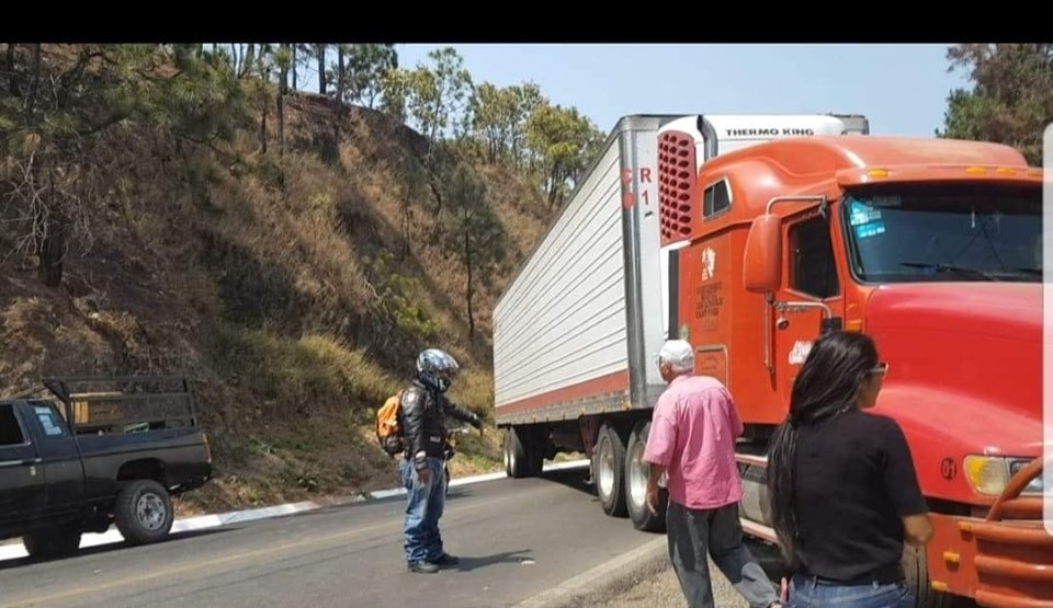 Bloquean tramos carreteros de Zitácuaro a Morelia