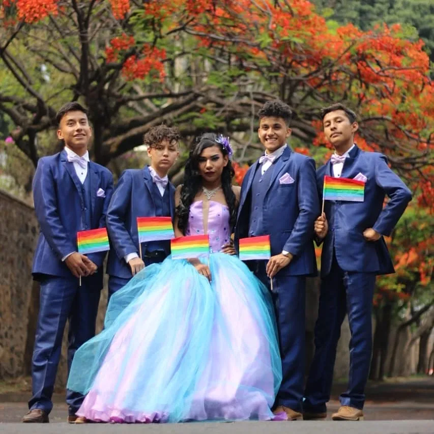 Joven gay rompe prejuicios y realiza su fiesta de XV años
