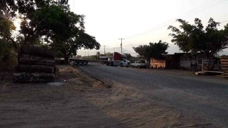 Normalistas bloquean carretera