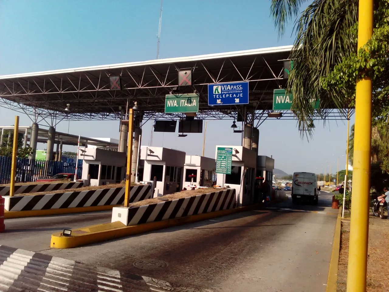 CNTE libera casetas de peaje en autopista Siglo XXI