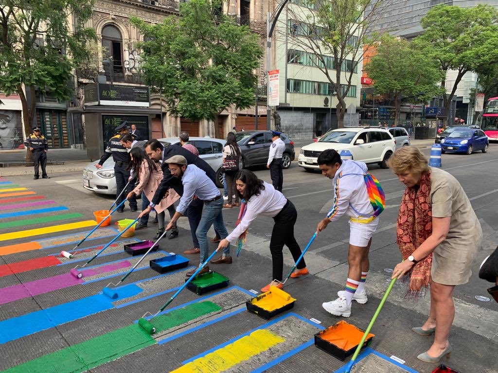 Colocan paso peatonal LGBT en CDMX