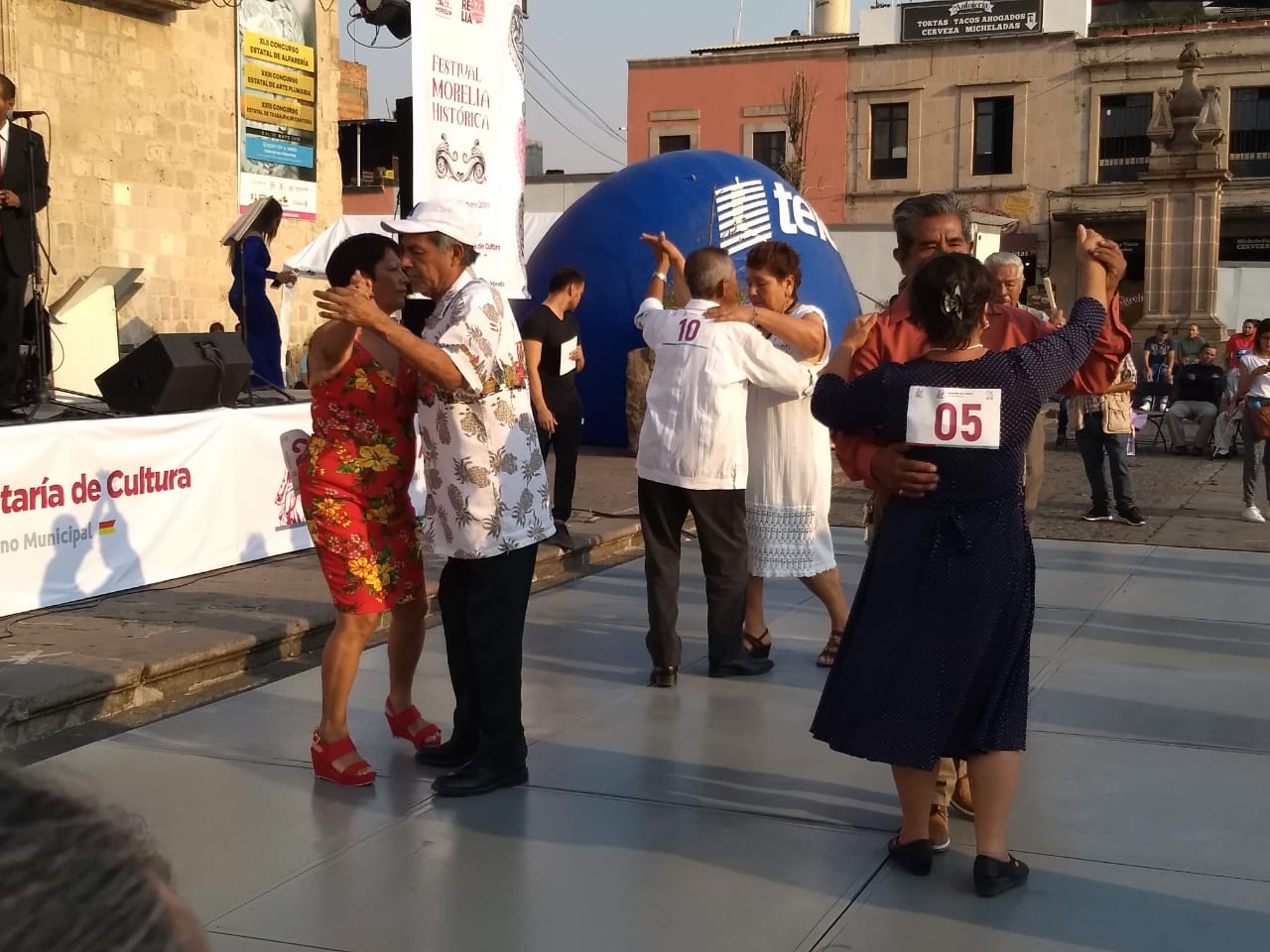 Adultos mayores festejan el día de las madres en el primer concurso de danzón