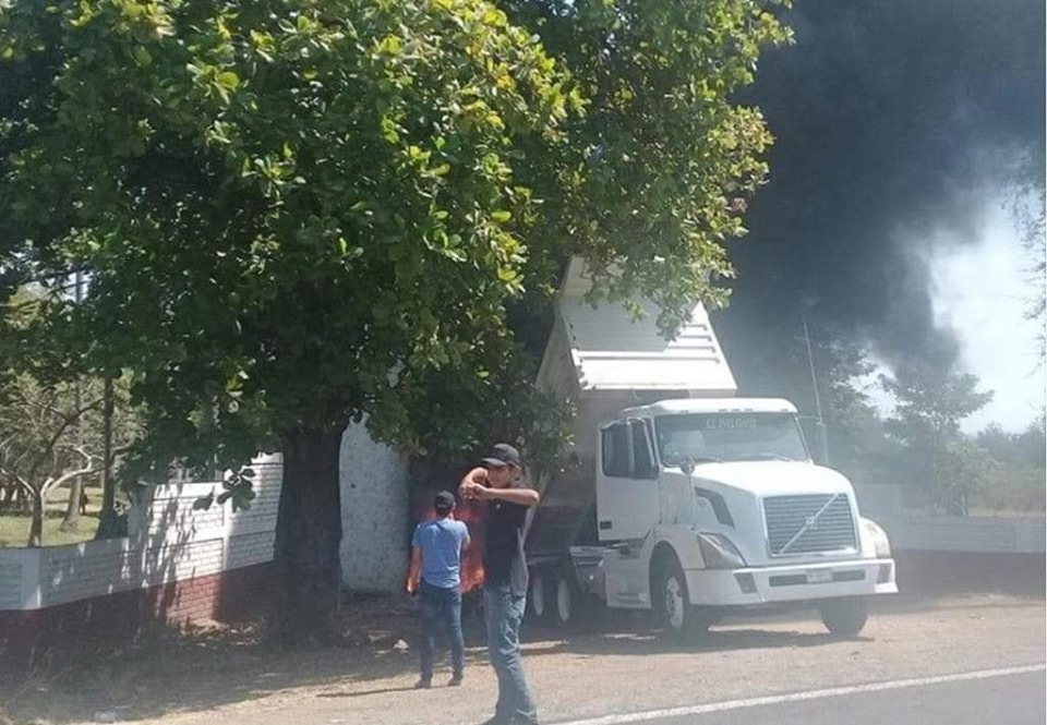 Con incineración de camión, bloquean carretera Apatzingán-Aguililla