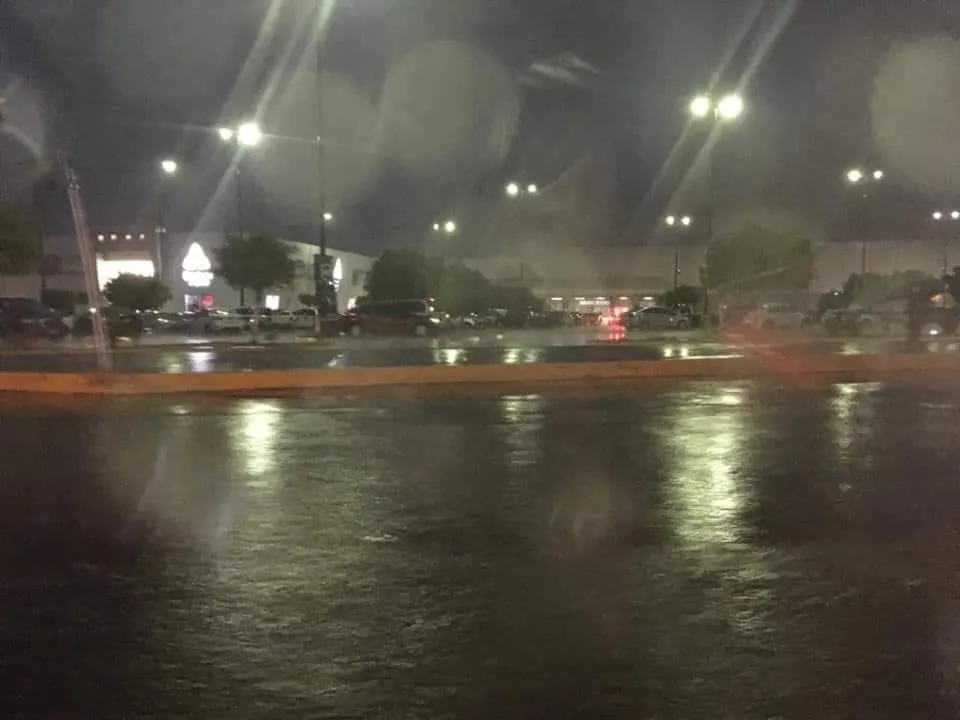 Caída de espectacular y avenidas cerradas por tormenta eléctrica en Morelia