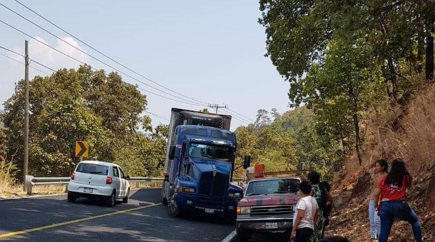 Civiles armados bloquean carretera Uruapan-Lombardía en Michoacán