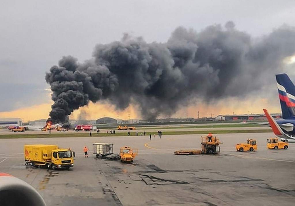 Impactante video de pasajero en el avión incendiado en Moscú