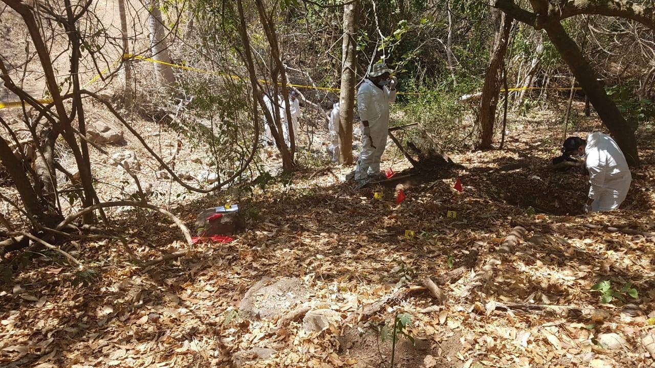 Encuentran 43 posibles restos óseos en fosa de Aquila, Michoacán